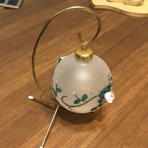 Beautiful hand painted ornament on a gold hanger. Has two roses w/leaves.